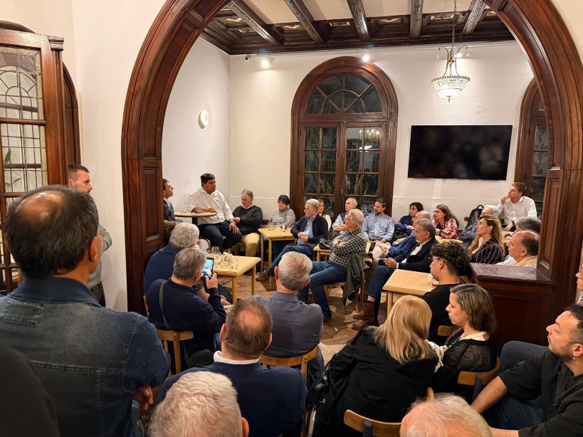 Alfio Acosta presentó en Rosario su libro sobre Alfonsín y el vínculo con los intelectuales