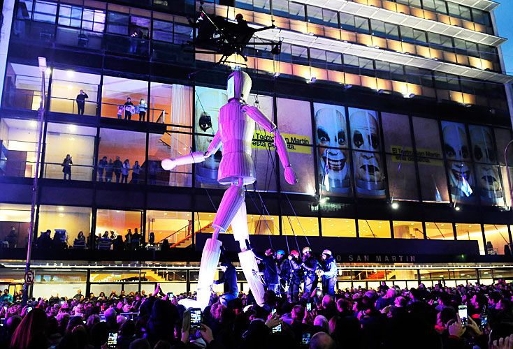 El Teatro San Martín festejó su reapertura con un show en la calle