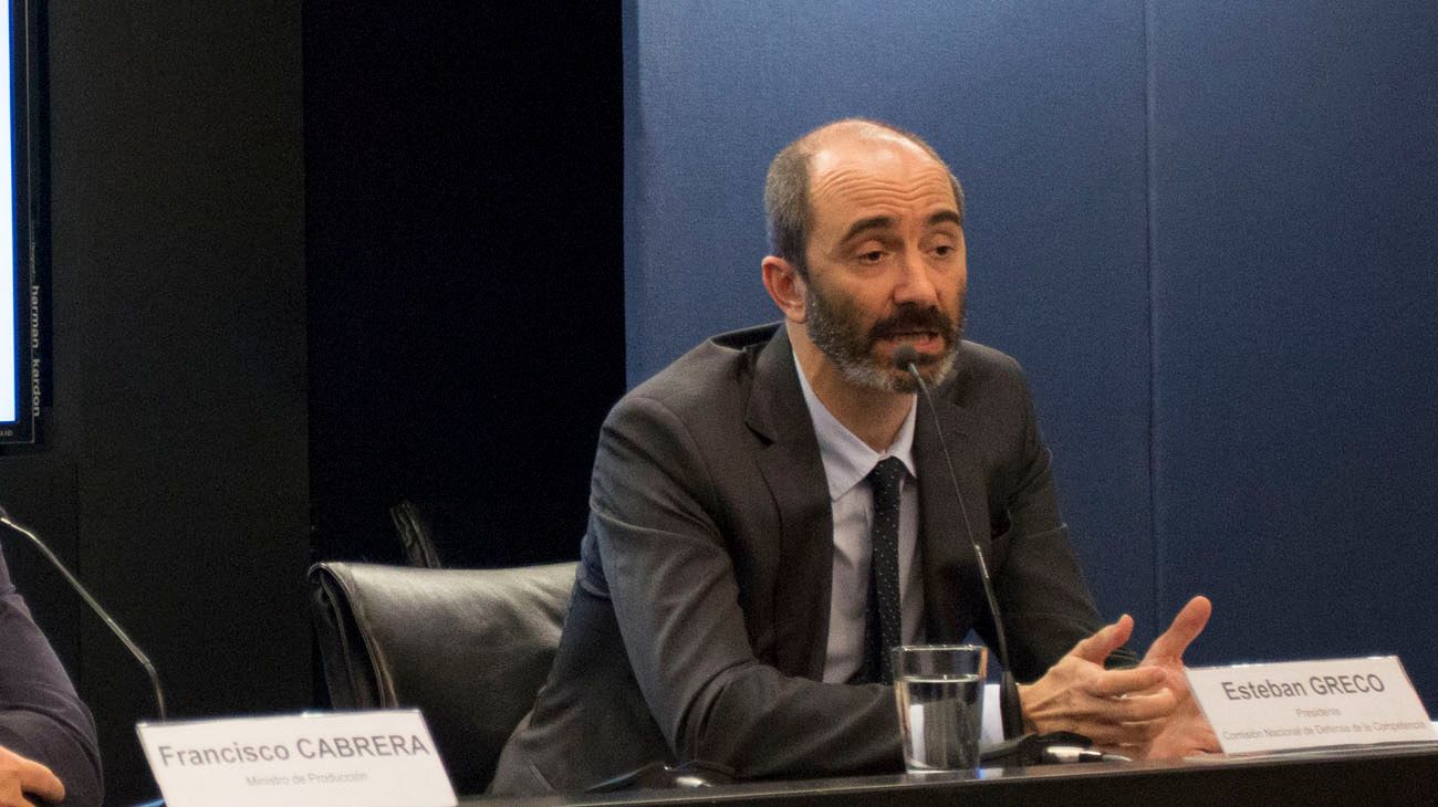 Denuncian al funcionario que aprobó la fusión de Cablevisión y Telecom