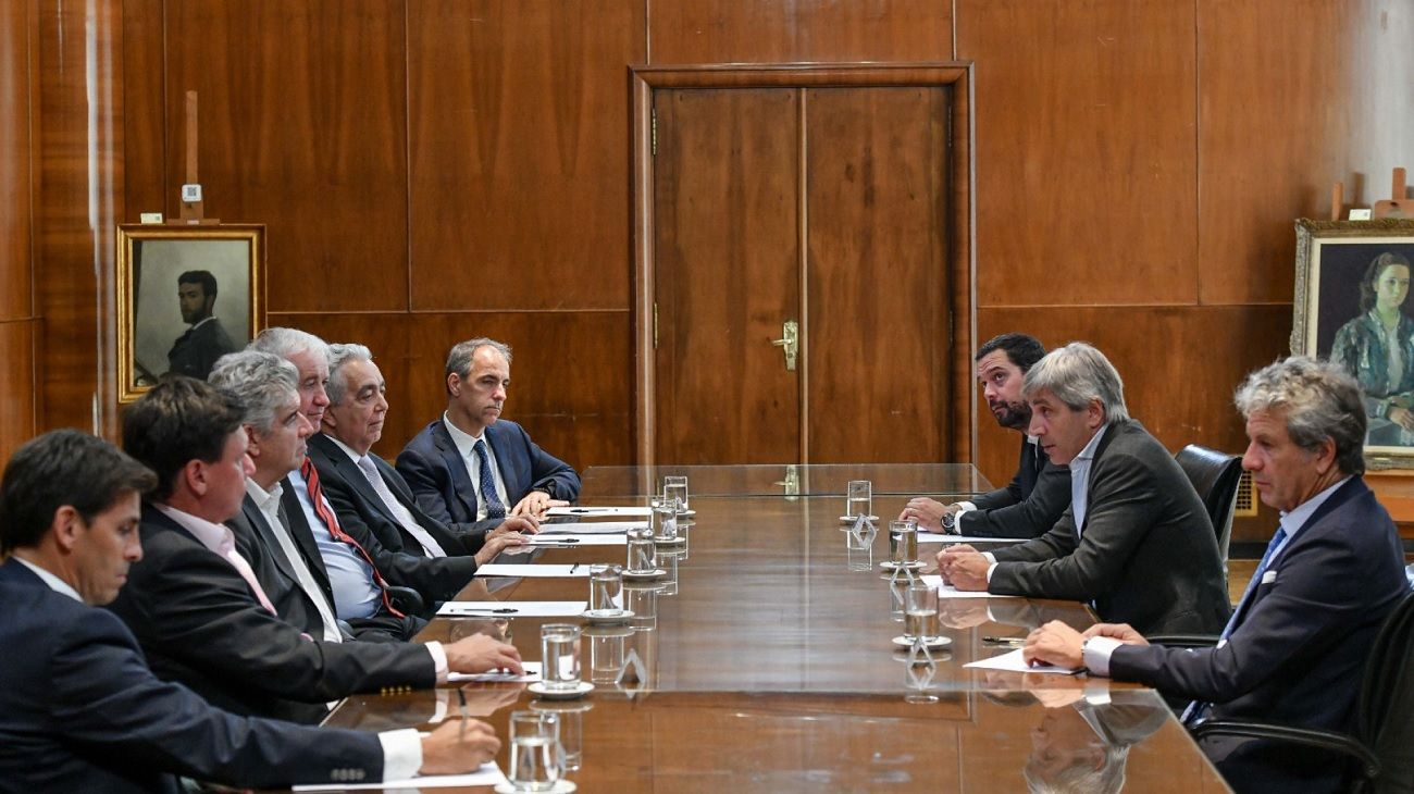 Caputo se reunió con farmacéuticos tras la apertura de la importación de medicamentos