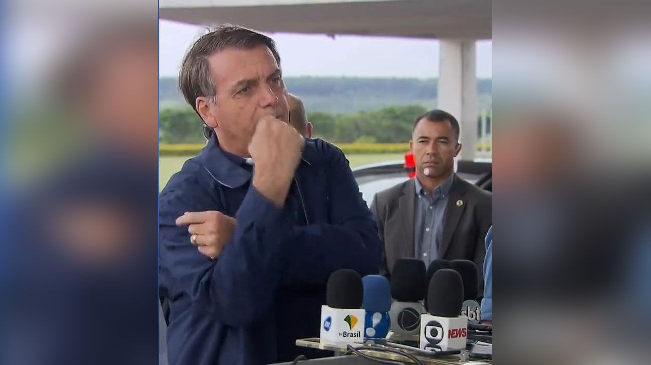 Coronavirus: Bolsonaro anunció que el test le dio negativo con un gesto obsceno a la prensa