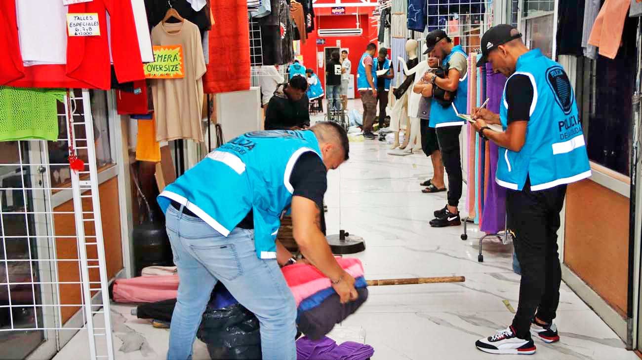 Flores: megaoperativo para desalojar a los manteros de la zona de la avenida Avellaneda