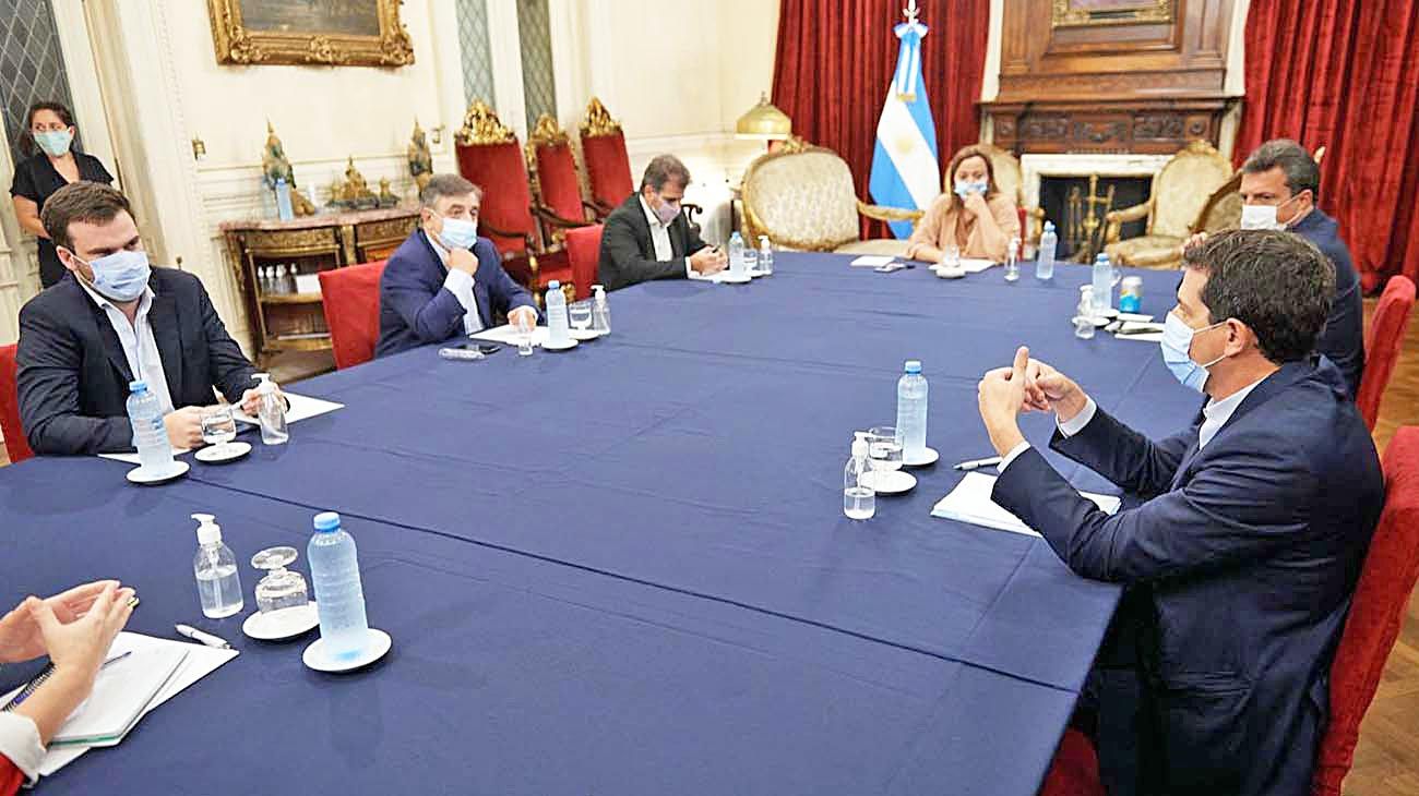 Combo argentino Covid 19: vacunación VIP, pobreza y postergación de las PASO