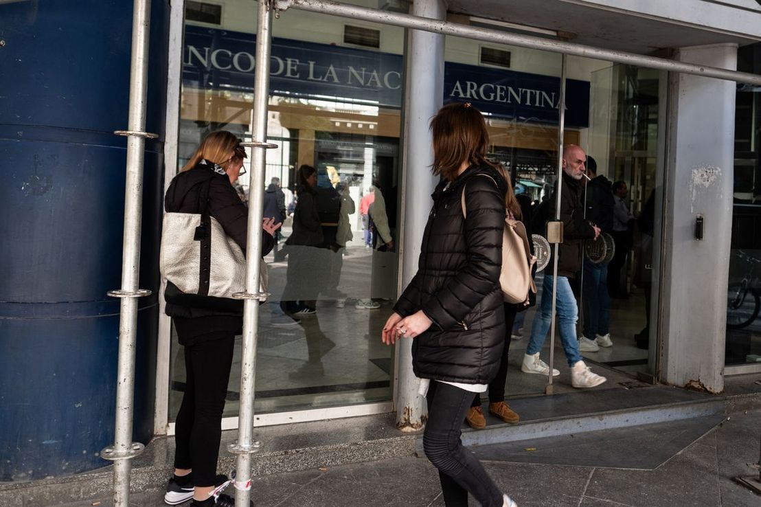 Los 12 requisitos que impuso el Banco Nación para llegar a la atención en cajas