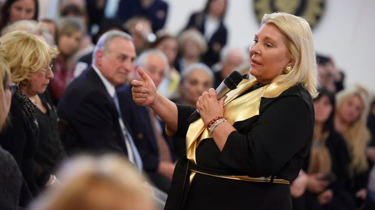 Elisa Carrió fue distinguida como "defensora de la República"