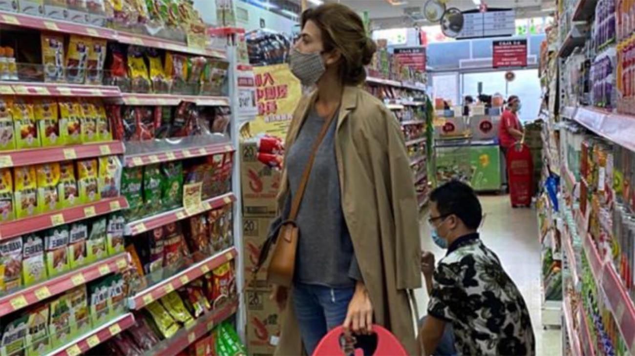 Juliana Awada esquiva la cuarentena y va de compras al Barrio Chino