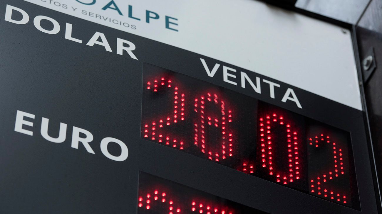 El dólar cerró otra vez por encima de los $28