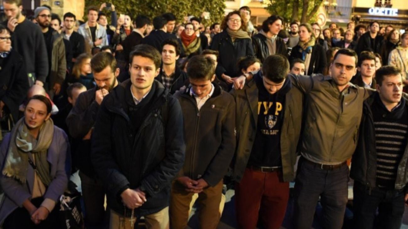 Un grupo de católicos entonó el Ave María ante un Notre Dame en llamas