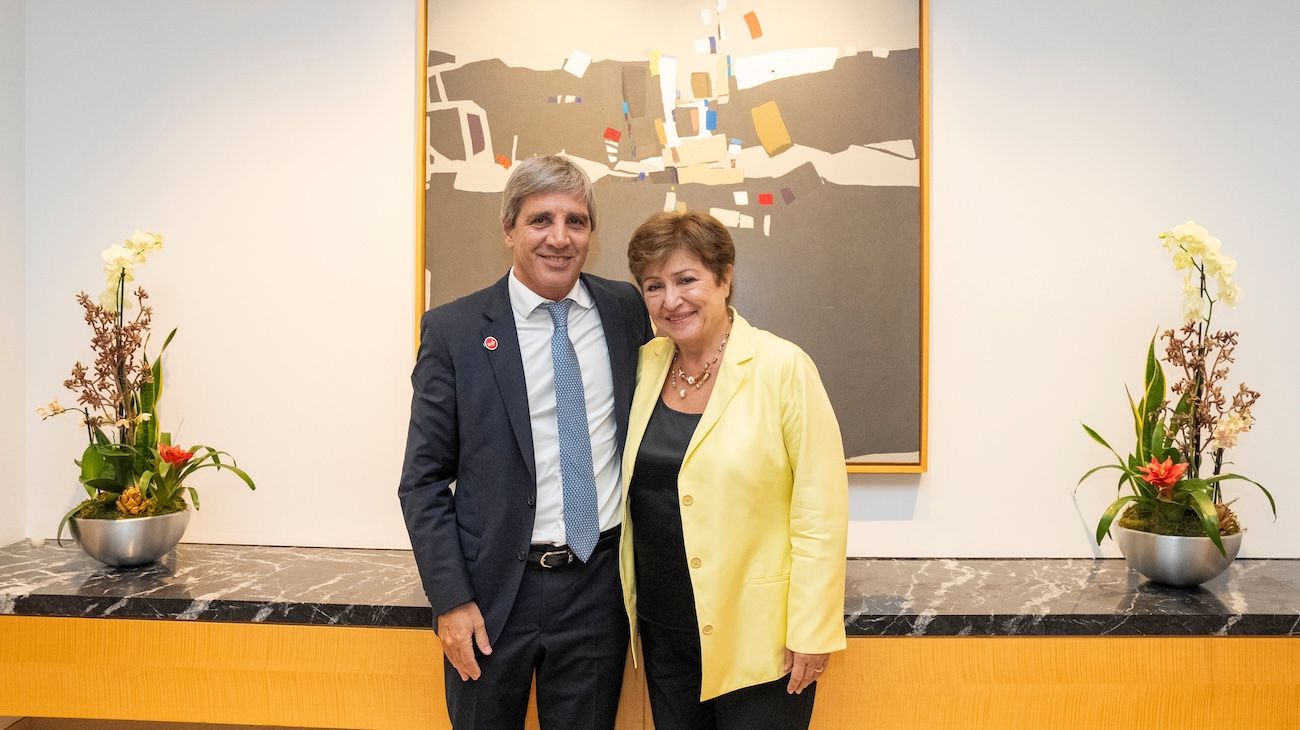 La directora del FMI se reunió con Luis Caputo por un nuevo acuerdo y lo felicitó por un premio: "Muy merecido"