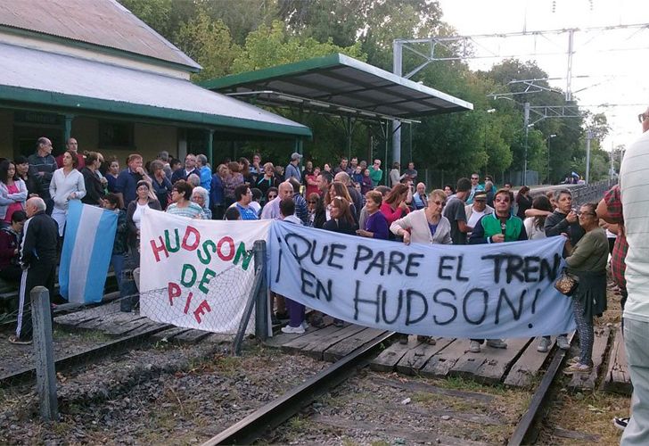 Tren Roca: vecinos protestan en las vías de la estación Hudson