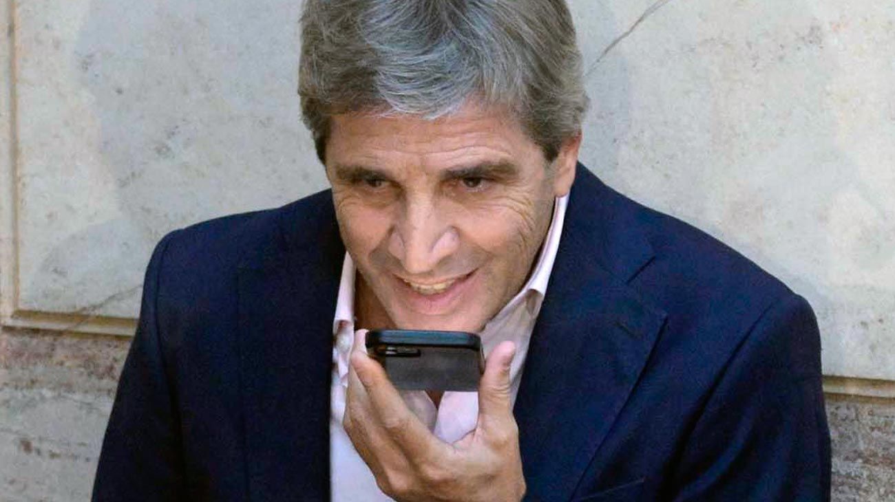 Caputo dijo que el aumento del dólar "no es relevante" y acusó a Kicillof de querer Aerolíneas para "tener caja"