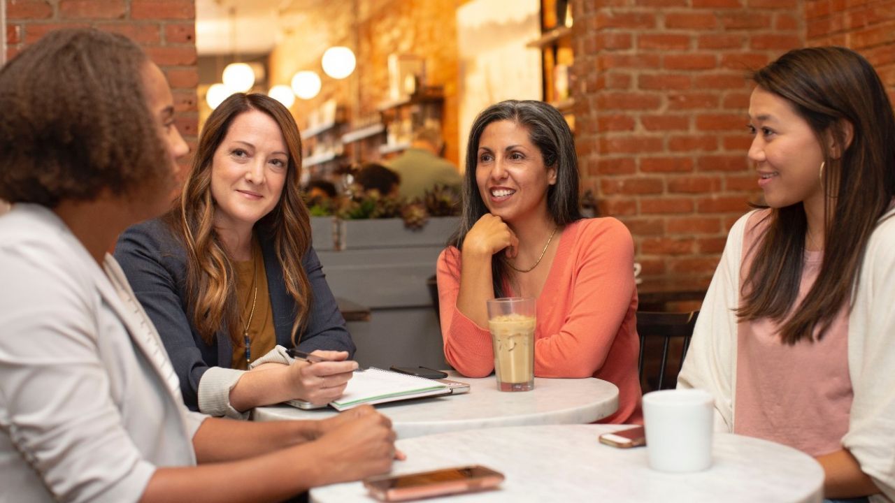 Womentoring: en qué consiste la iniciativa que busca empoderar mujeres líderes