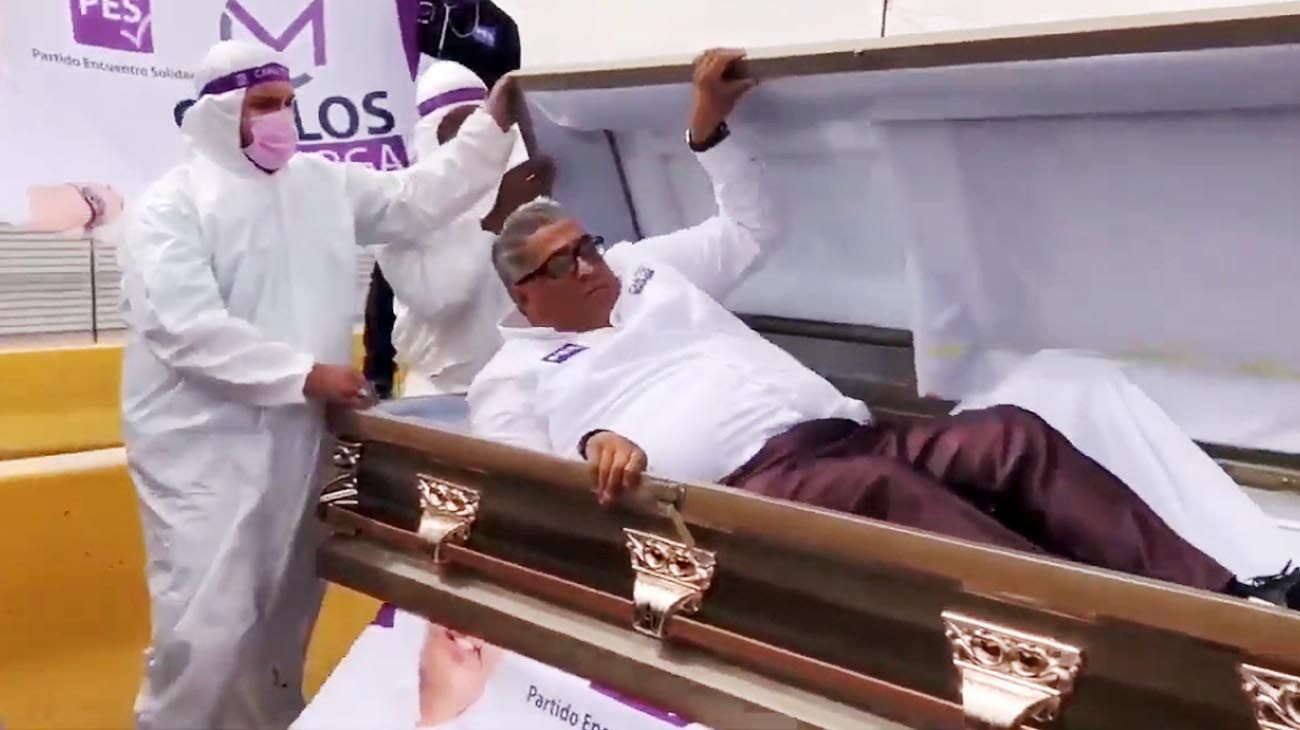 México: un candidato a diputado inició su campaña dentro de un ataúd