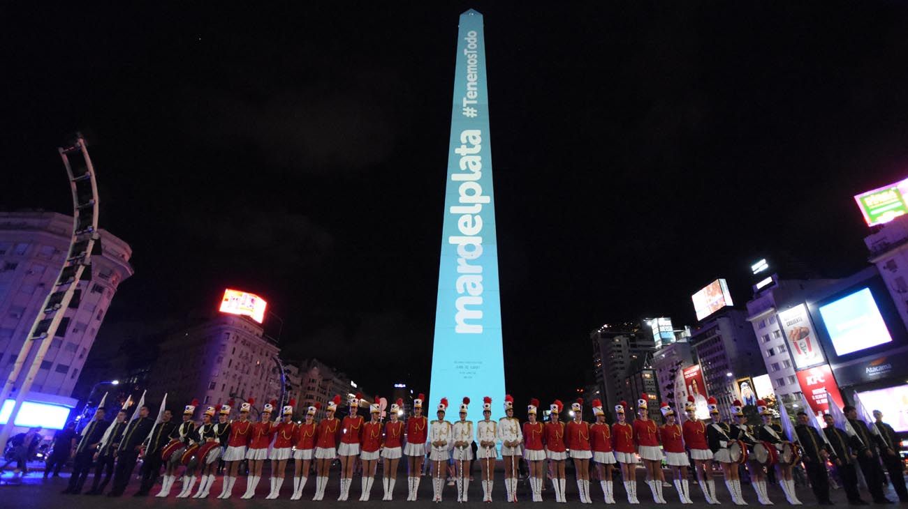 Lanzamiento Verano 2023: Mar del Plata presentó su oferta turística con un mapping sobre el Obelisco