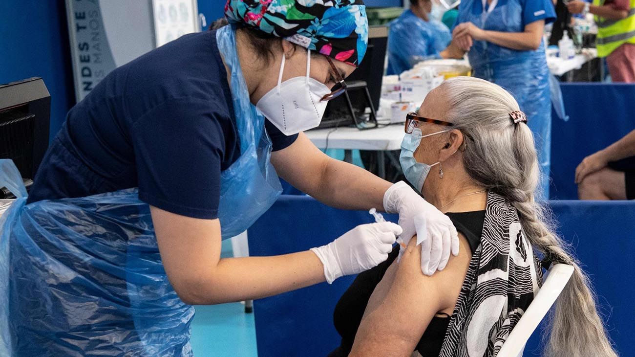 Las vacunas de Pfizer y J&J limitan casos graves de Ómicron en Sudáfrica