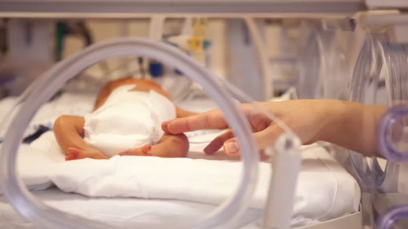Comienzan a juzgar a un padre que atacó tres veces a su hija de un mes de vida
