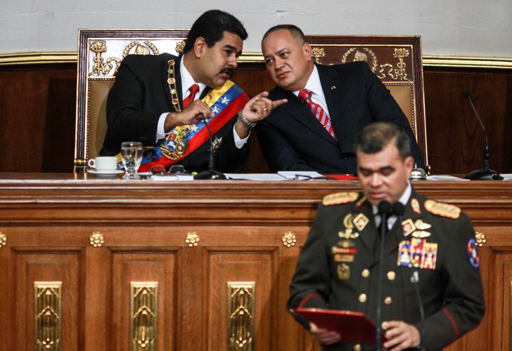 El jefe de las FF.AA. apoyó a Maduro ante críticas de ex oficiales