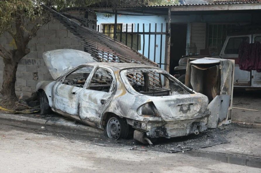 Lo denunciaron por abuso sexual y sus vecinos le quemaron la casa y el auto