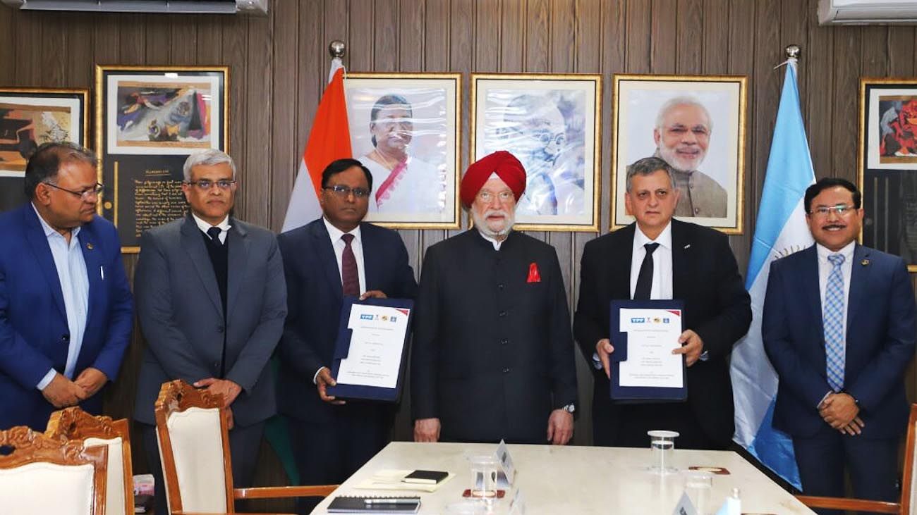 YPF firmó un acuerdo para exportar GNL de Vaca Muerta a India y explorar proyectos energéticos