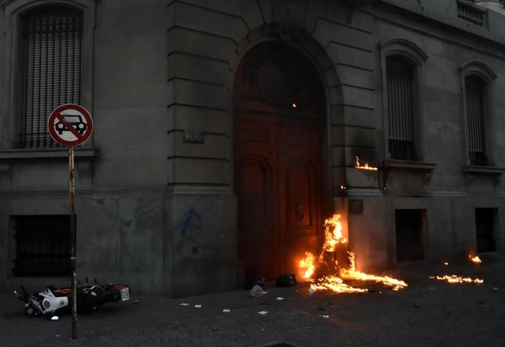 Lanzaron una bomba molotv contra la Legislatura porteña