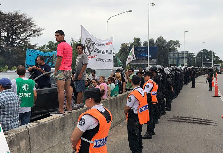 Estatales cortan la autopista Ricchieri por despidos en el SENASA
