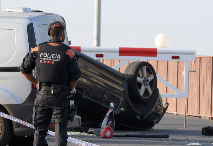 La policía abatió a cinco terroristas: uno sería el que manejó la camioneta