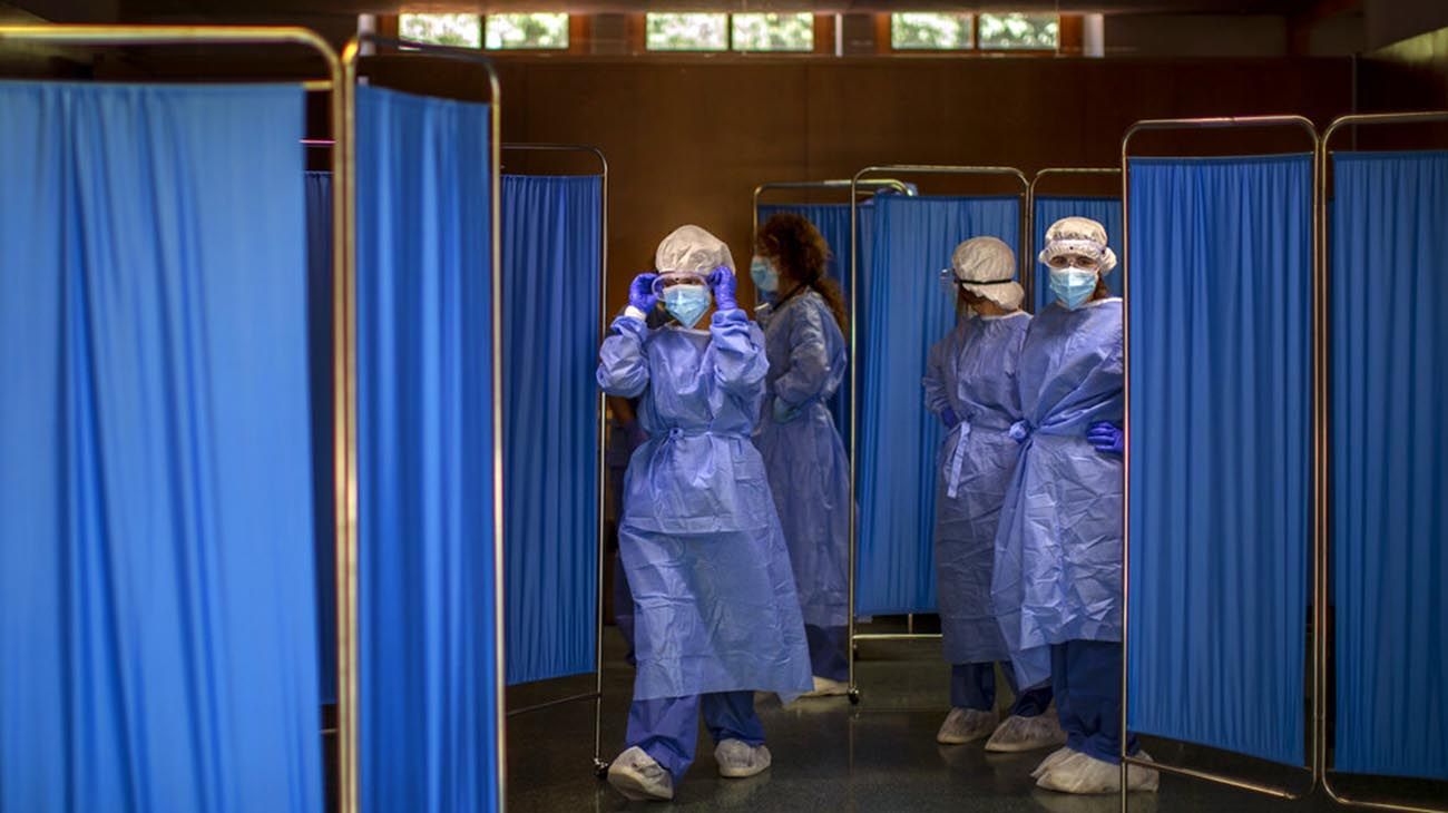 Más de 240 muertes por coronavirus en un día marcan un nuevo récord absoluto