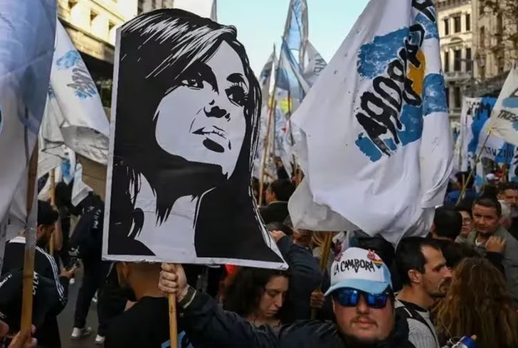 La Cámpora acusó al Gobierno de Javier Milei de estar "negociando" con Clarín la compra de Telefónica