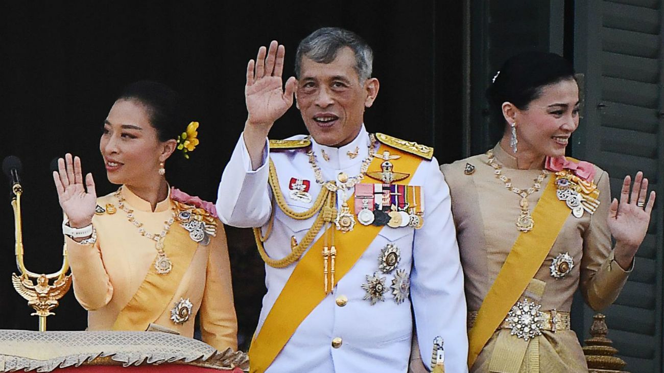 Tormenta en Tailandia: la cuarentena de lujo del rey con un harén de veinte mujeres