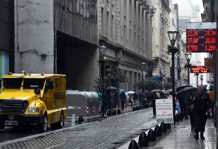 Sin la intervención del Central, el dólar sube a $24,90