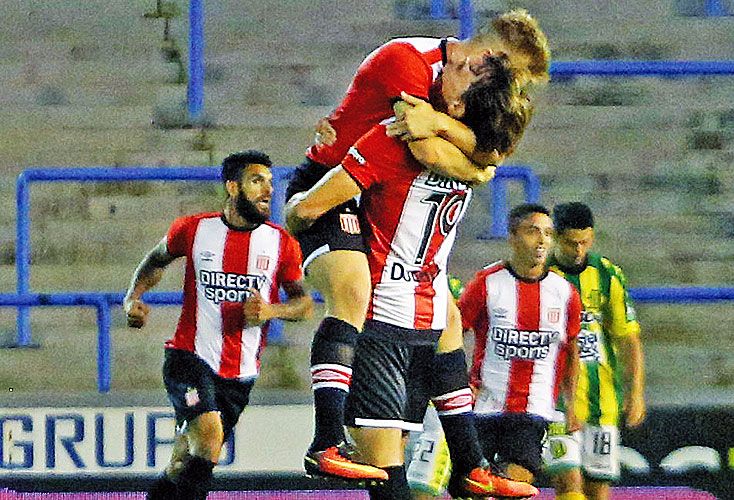 Estudiantes sigue en carrera