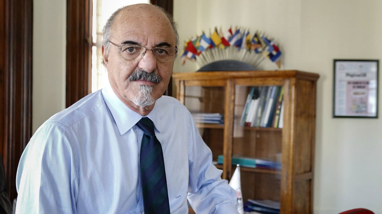 Varados: la embajada en México, en situación crítica