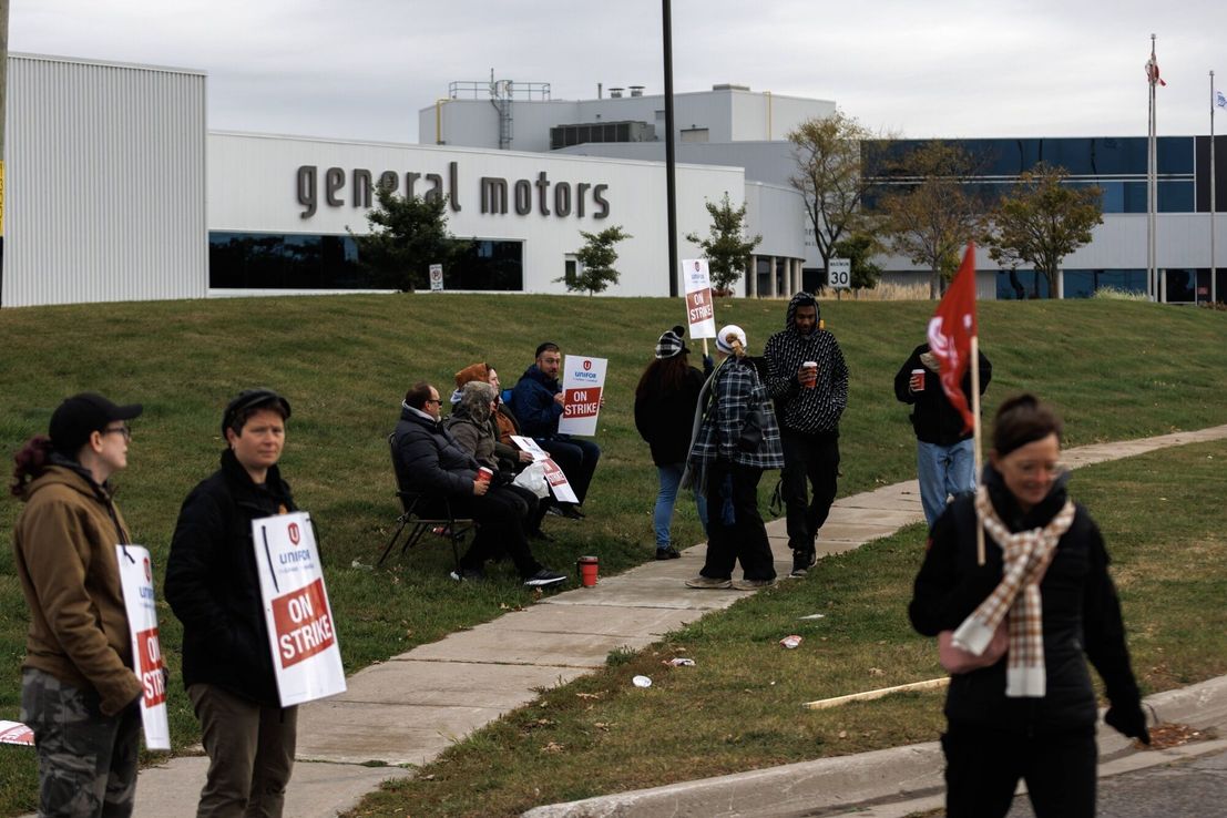 General Motors llega a un acuerdo salarial que pone fin a la histórica huelga automotriz en Estados Unidos