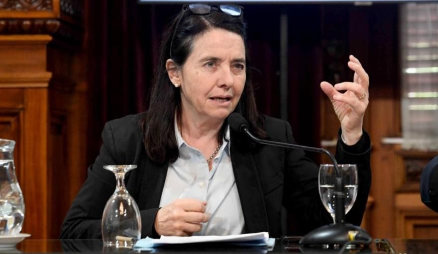 Carmen Álvarez Rivero: "Los entornos del poder se llenan de vivos"