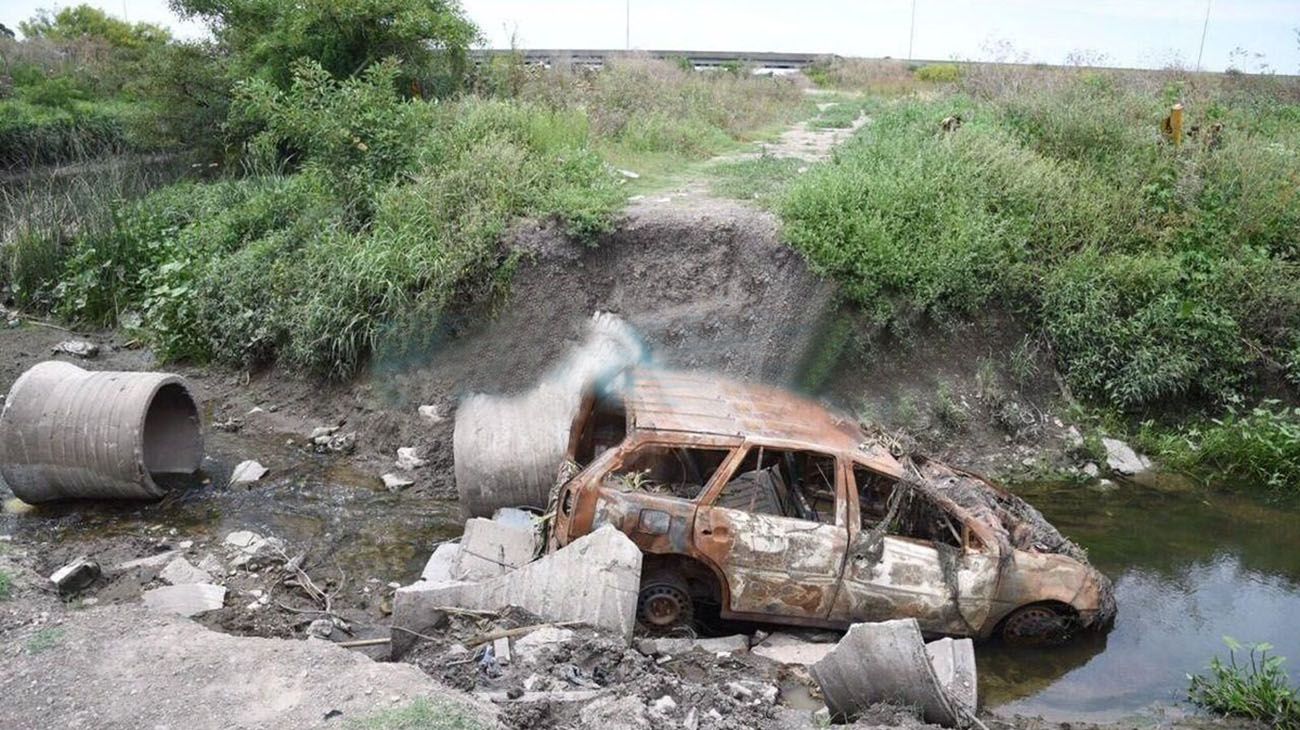 En La Plata aparecen troncos, bloques de cemento y hasta autos en desagües