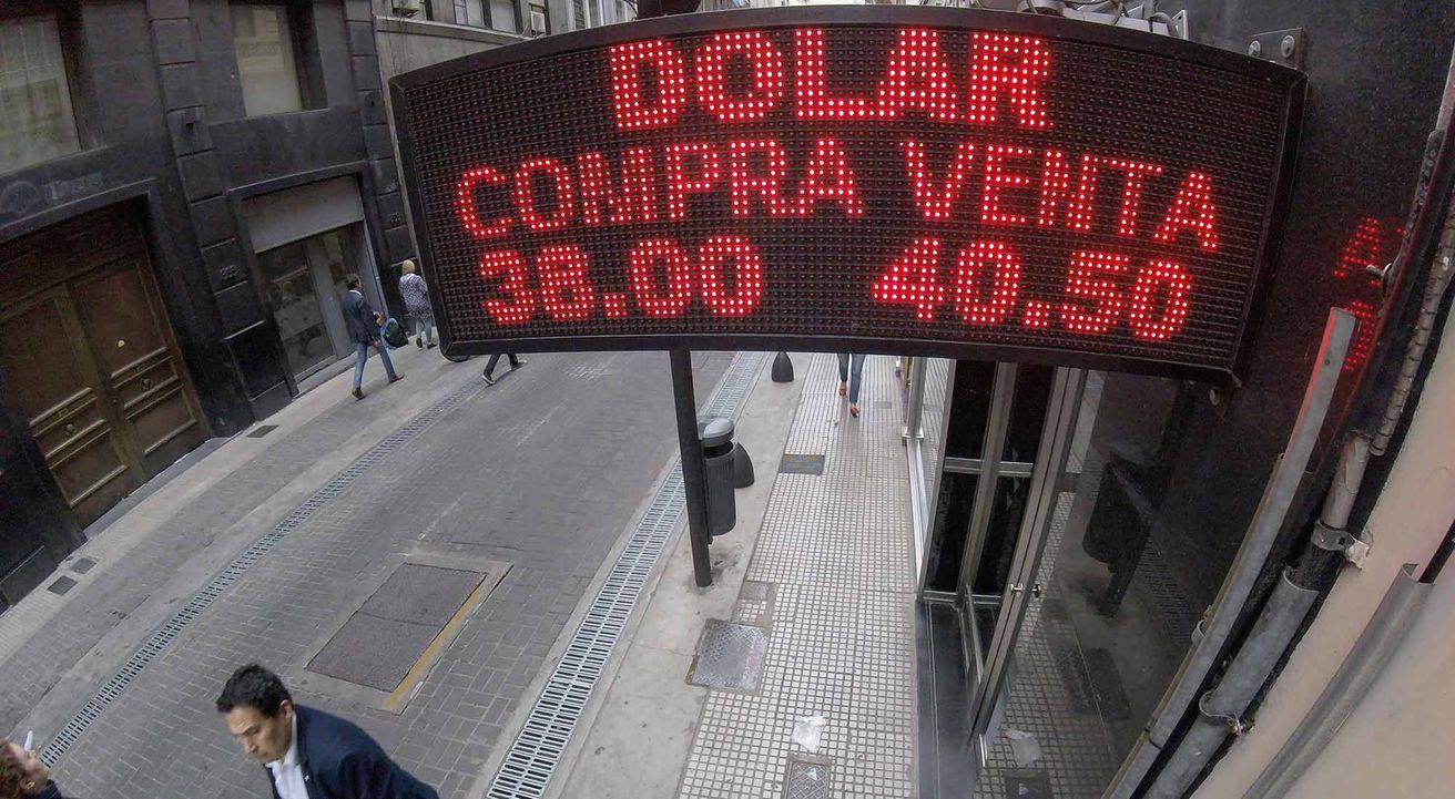 El Banco Central volvió a subir la tasa y mantuvo el dólar debajo de los $41