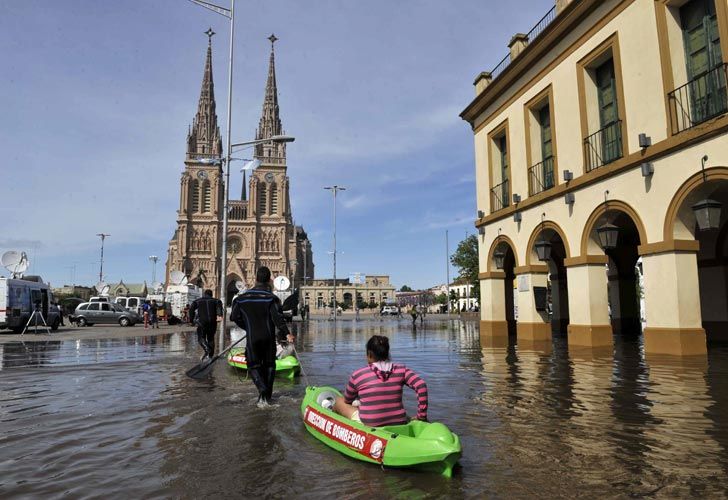 Inundaciones: El río Luján sigue creciendo y ya llegó a la Basílica