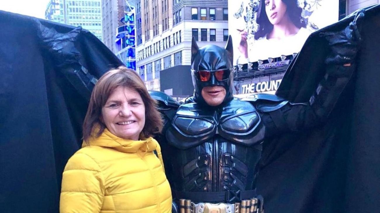 Batman y Bullrich: el insólito "vamos a volver" macrista en Times Square