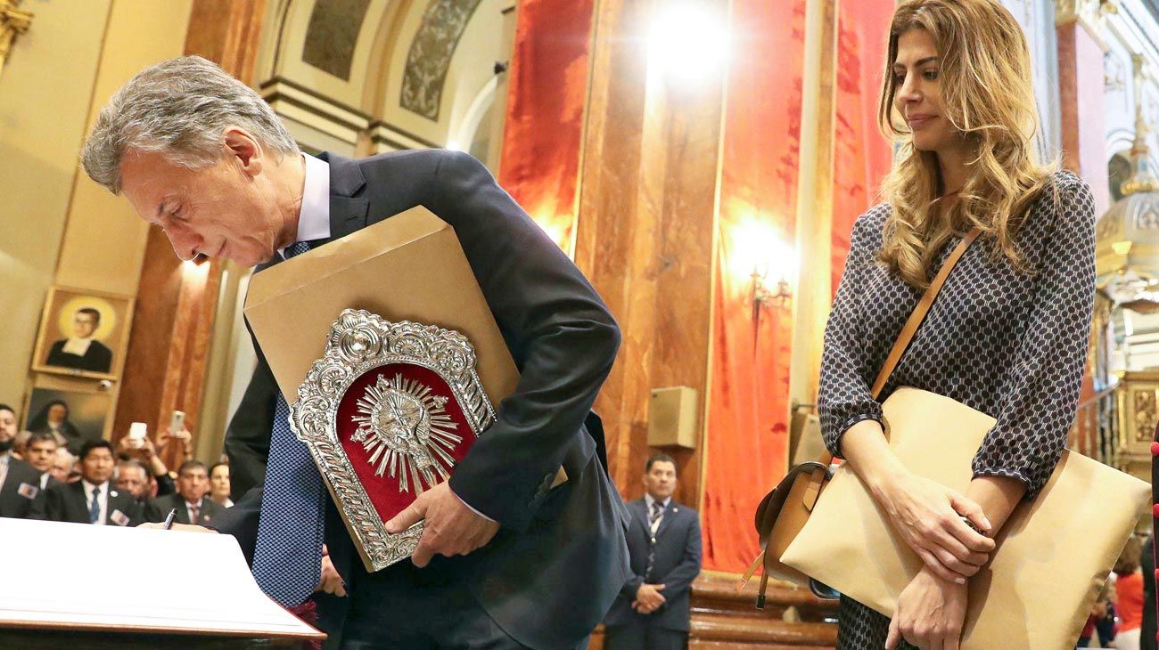 Misas, guiños sacros y pastores, en una campaña de tono religioso