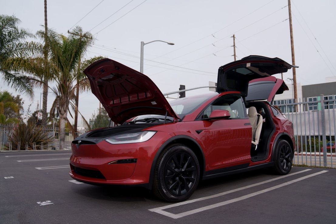 Tesla vuelve a bajar los precios de sus autos más caros