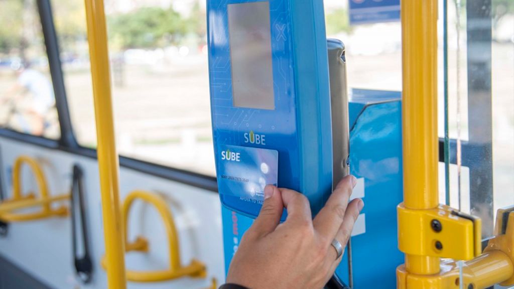 En mayo vienen aumentos en transporte, servicios y prepagas, pero bajan las naftas