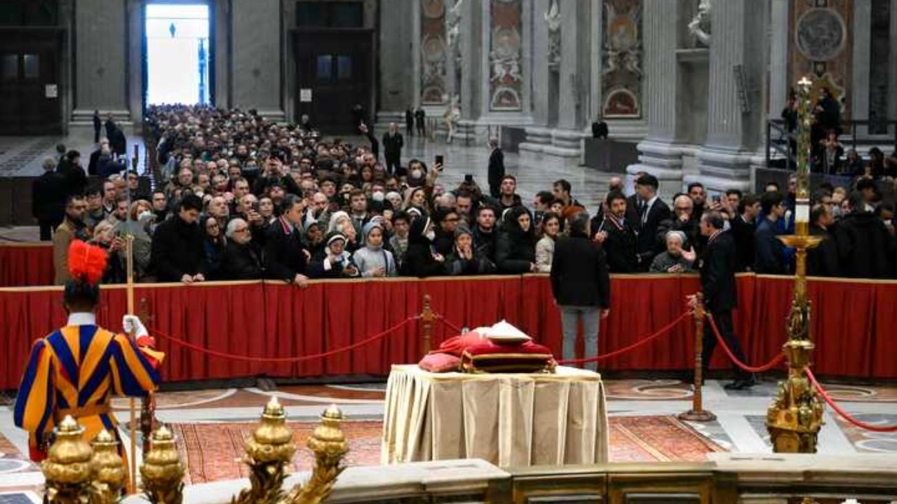 Último adiós a Benedicto XVI: se abrió la capilla ardiente en la Basílica de San Pedro