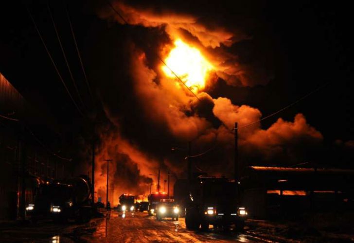 Voraz incendio afecta a cuatro fábricas en Río Grande