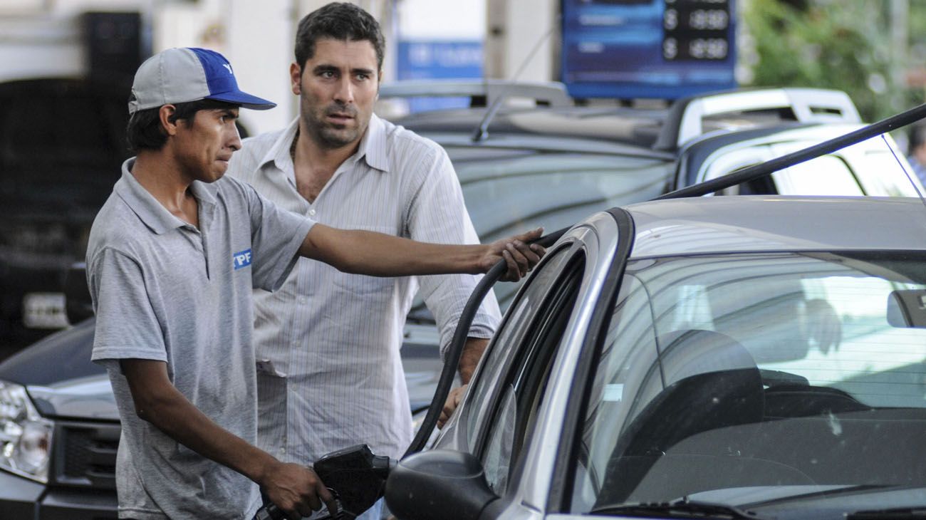Largas filas en estaciones de servicio ante un inminente aumento de la nafta