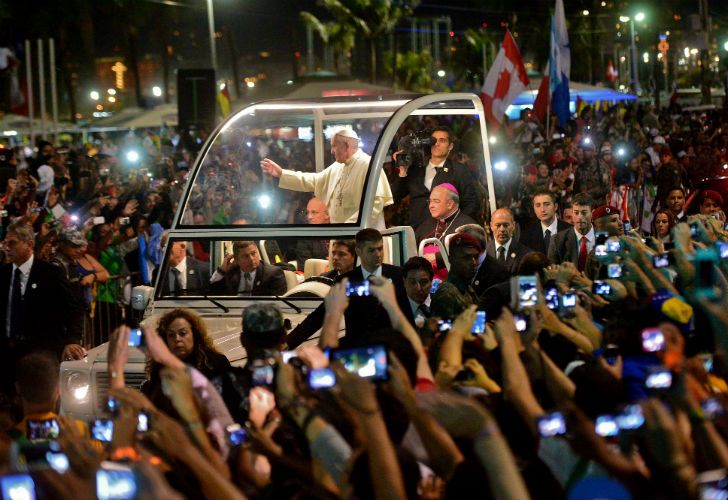 El Papa reunió a 2 millones de fieles en Copacabana: "No balconeen la vida"