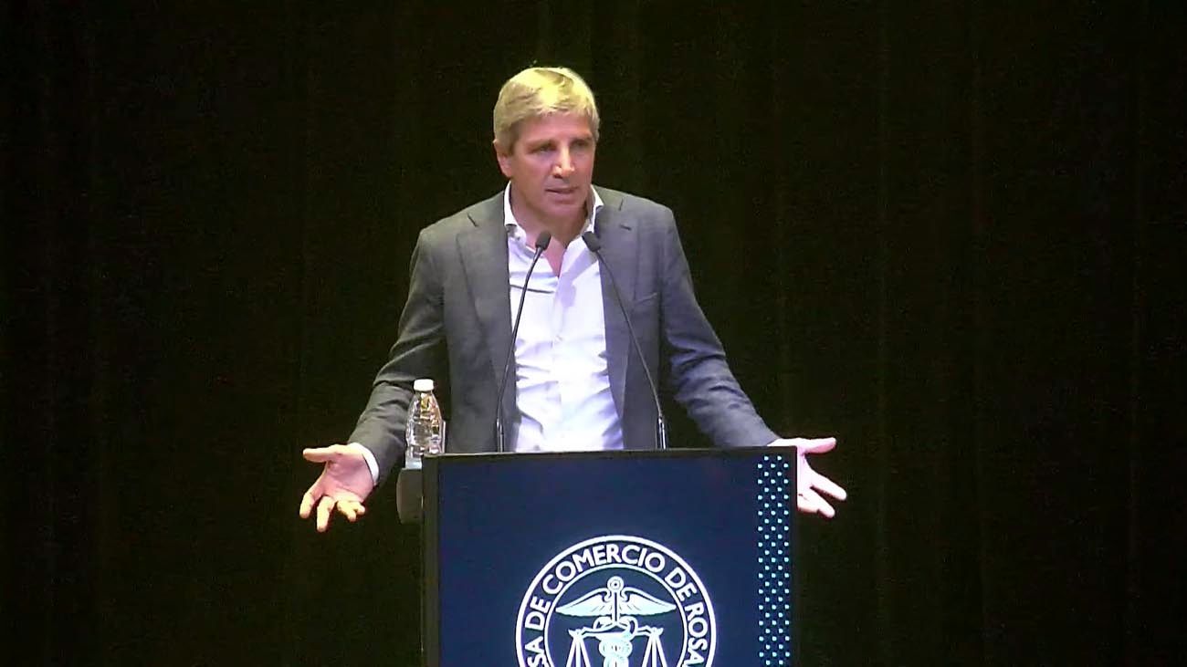 Caputo, a empresarios en la Bolsa de Rosario: "Si sacan los dólares del colchón, vamos a salir mucho más rápido"
