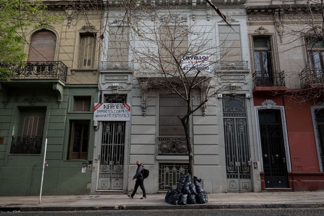 La crisis frena créditos hipotecarios y golpea al plan de Javier Milei
