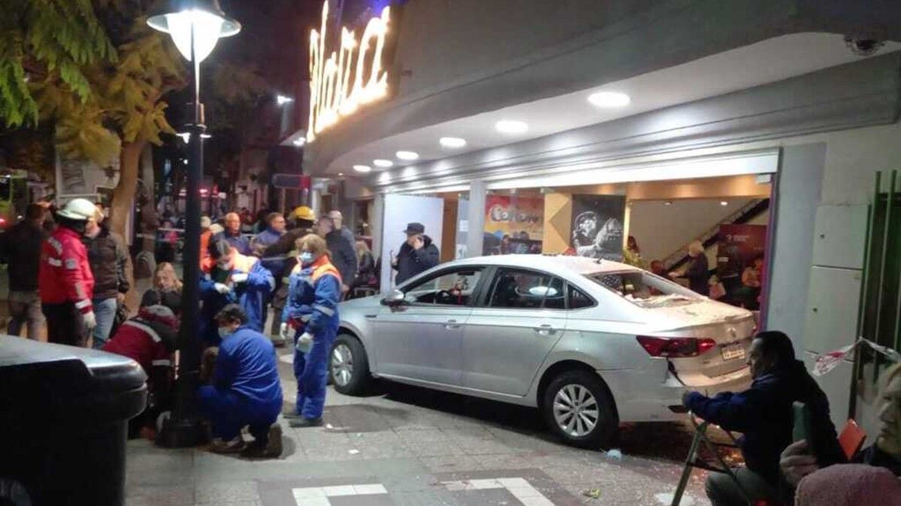 Un auto chocó contra un teatro donde actuaban Soledad Silveyra y Verónica Llinás: 23 heridos, 3 graves