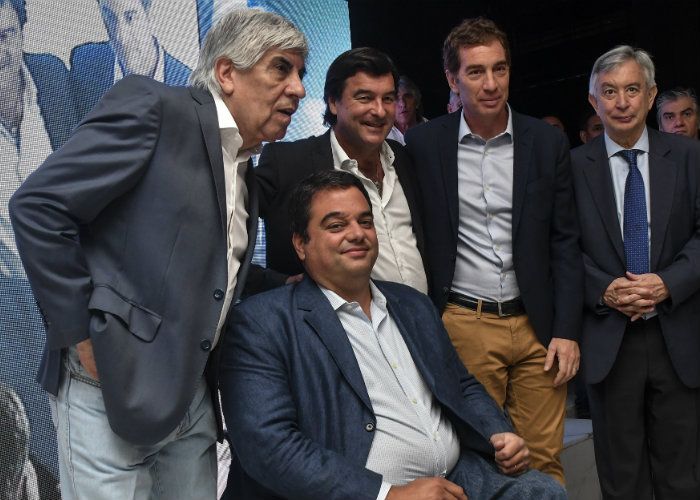 De vacaciones, Macri mandó señales de reconciliación a Moyano