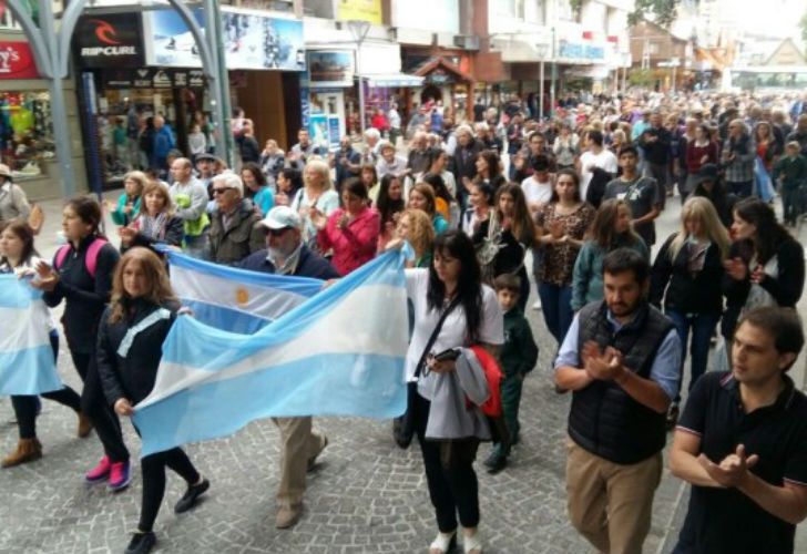 Masiva marcha en Bariloche en apoyo a las fuerzas de seguridad